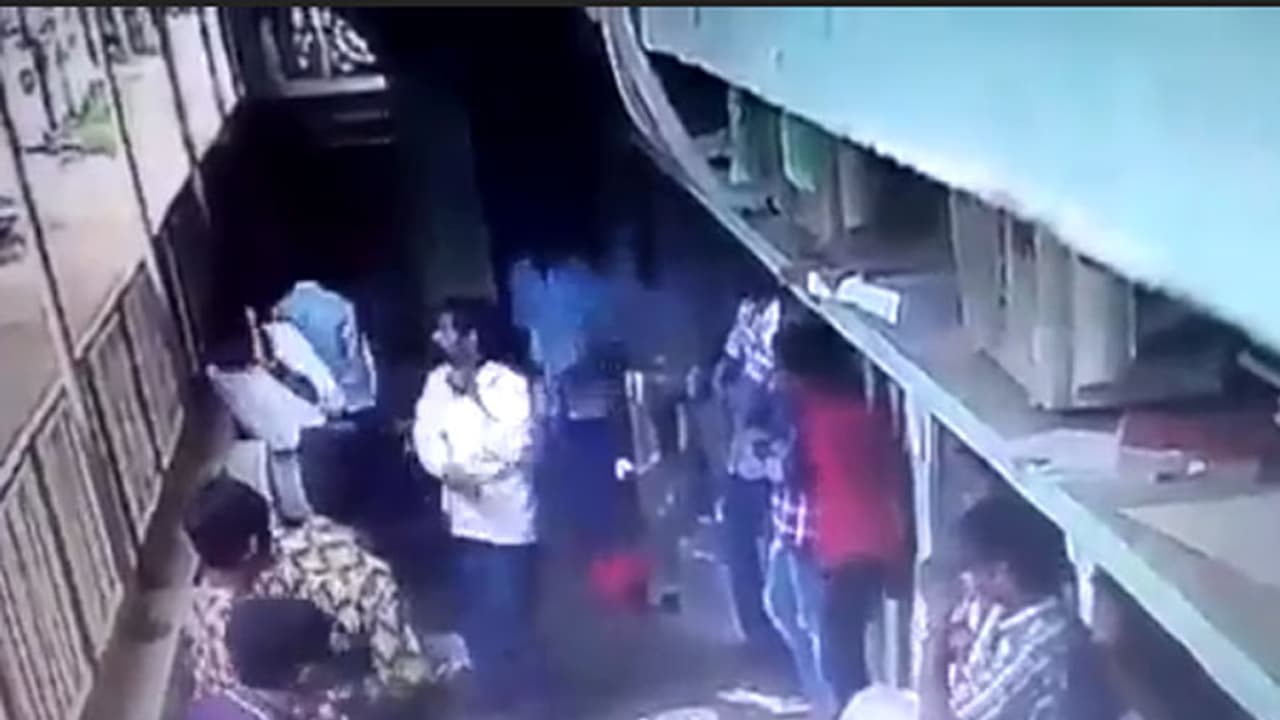 (వీడియో) విద్యార్ధులను ఎలా బాదేస్తున్నారో ! (వీడియో) విద్యార్ధులను ఎలా బాదేస్తున్నారో !