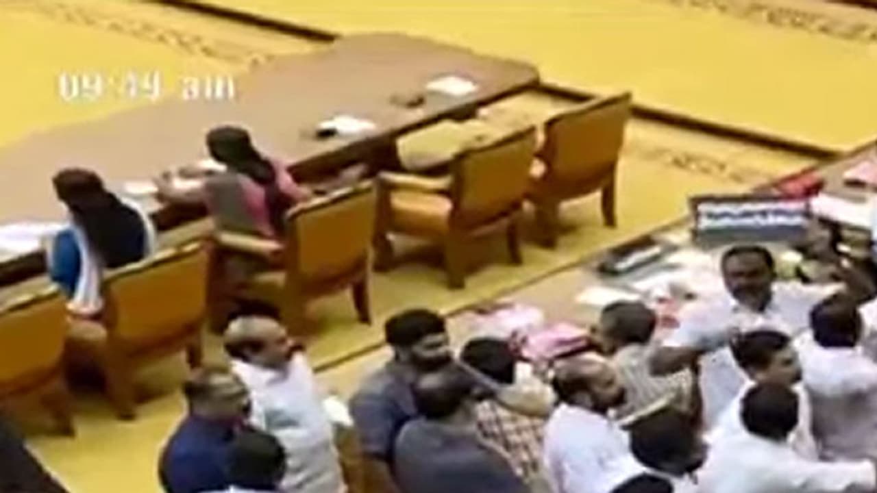 പ്രതിഷേധം: സഭ നിര്ത്തിവച്ചു, സ്പീക്കര്ക്കെതിരെ മുദ്രാവാക്യം പ്രതിഷേധം: സഭ നിര്ത്തിവച്ചു, സ്പീക്കര്ക്കെതിരെ മുദ്രാവാക്യം