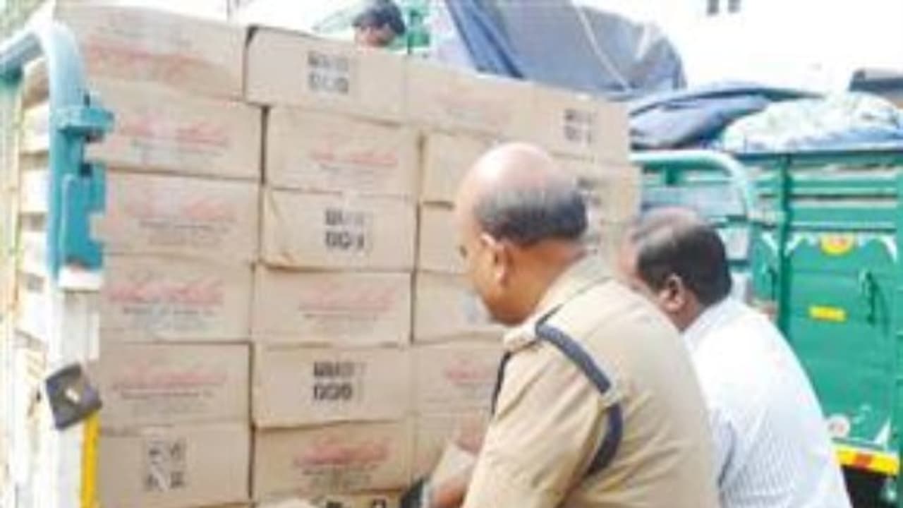 புதுக்கோட்டையில் ரூ.20 லட்சம் மதிப்புள்ள பாண்டிச்சேரி சாராய பாட்டில்கள் பறிமுதல்; ஒருவர் கைது... புதுக்கோட்டையில் ரூ.20 லட்சம் மதிப்புள்ள பாண்டிச்சேரி சாராய பாட்டில்கள் பறிமுதல்; ஒருவர் கைது...