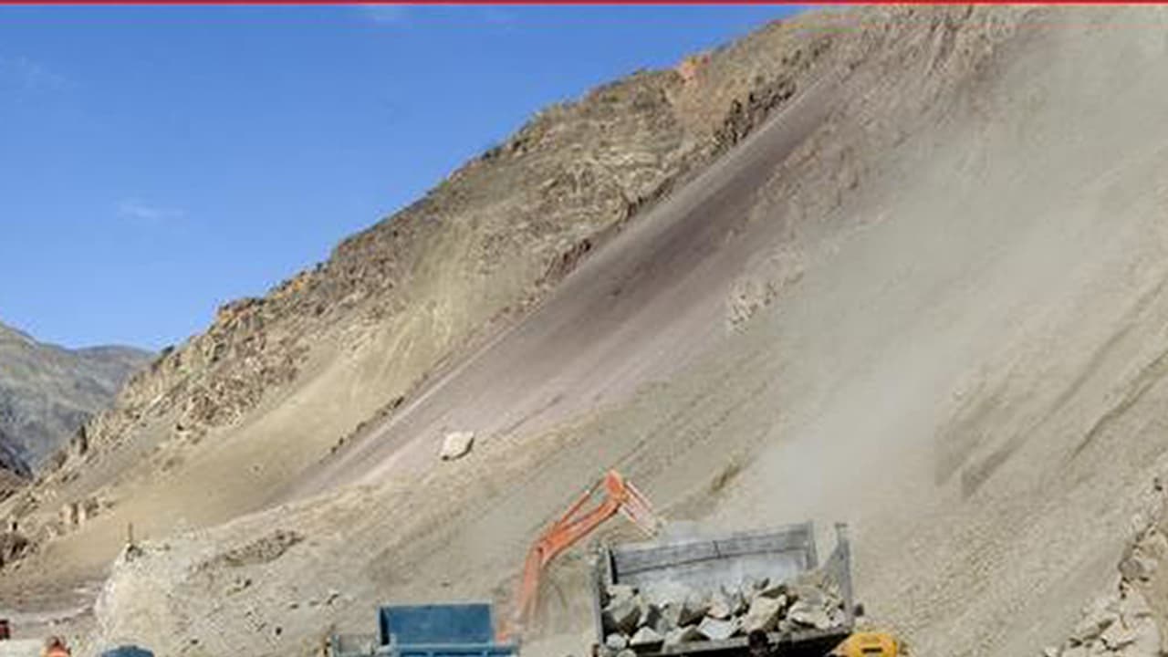 రంగనాయక్ సాగర్ ప్రాజెక్టు పనుల్లో ప్రమాదం.... ఓ విద్యార్థిని, కార్మికుడు మృతి రంగనాయక్ సాగర్ ప్రాజెక్టు పనుల్లో ప్రమాదం.... ఓ విద్యార్థిని, కార్మికుడు మృతి