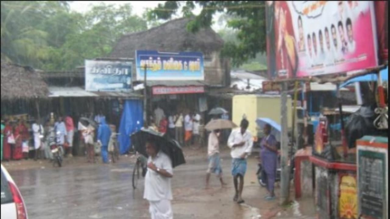 கனமழையால் பாதிப்பா? திருவாரூர் மாவட்ட மக்கள் புகார் தெரிவிக்க உதவி எண்கள் அறிவிப்பு..! கனமழையால் பாதிப்பா? திருவாரூர் மாவட்ட மக்கள் புகார் தெரிவிக்க உதவி எண்கள் அறிவிப்பு..!