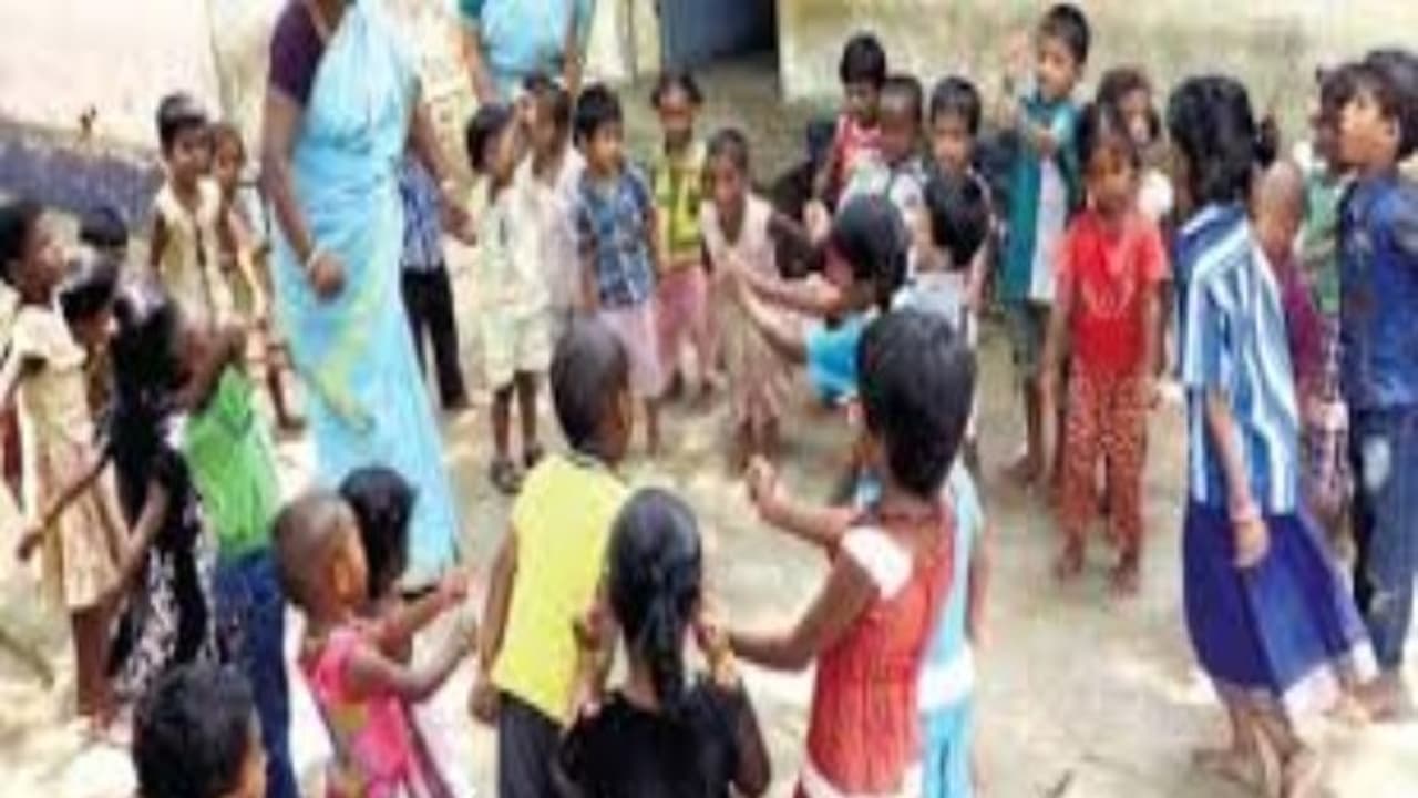 அங்கன்வாடியில் சாப்பிடனும்னா குழந்தைகளுக்கு ஆதார் அவசியம்… மத்திய அரசு உத்தரவு !! அங்கன்வாடியில் சாப்பிடனும்னா குழந்தைகளுக்கு ஆதார் அவசியம்… மத்திய அரசு உத்தரவு !!