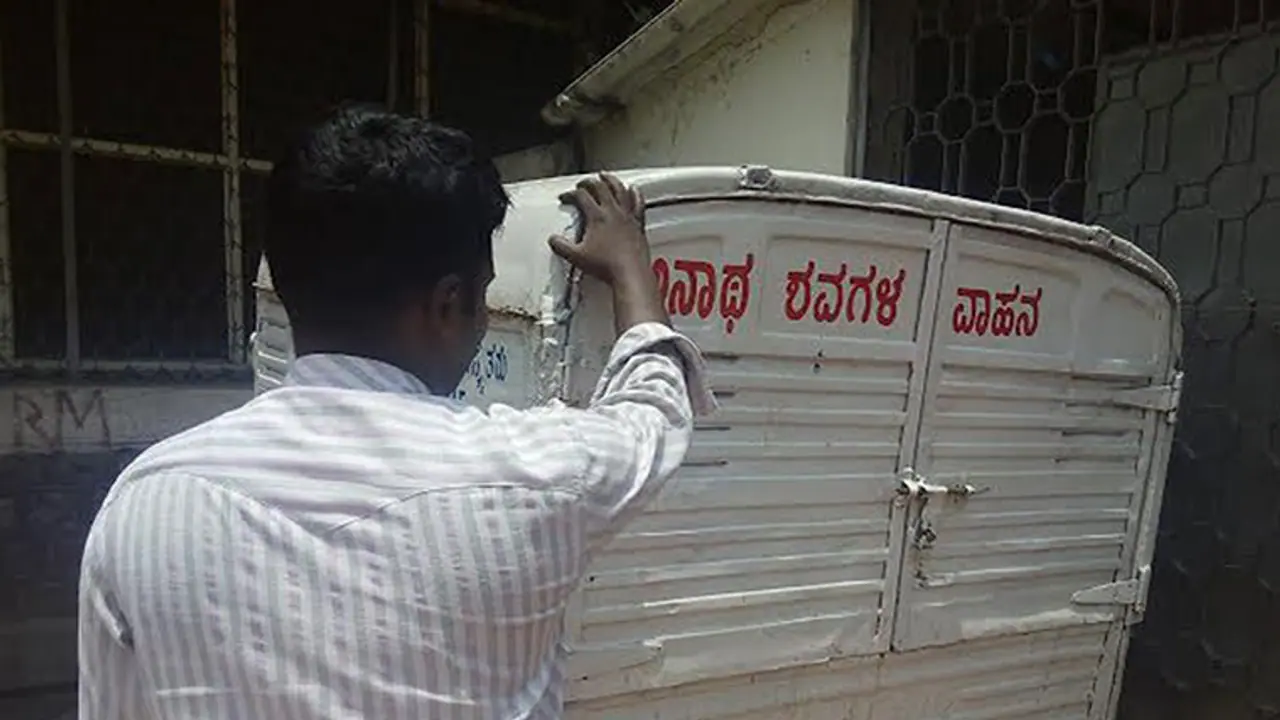 Youth shuns corporate job to bury unclaimed bodies Youth shuns corporate job to bury unclaimed bodies