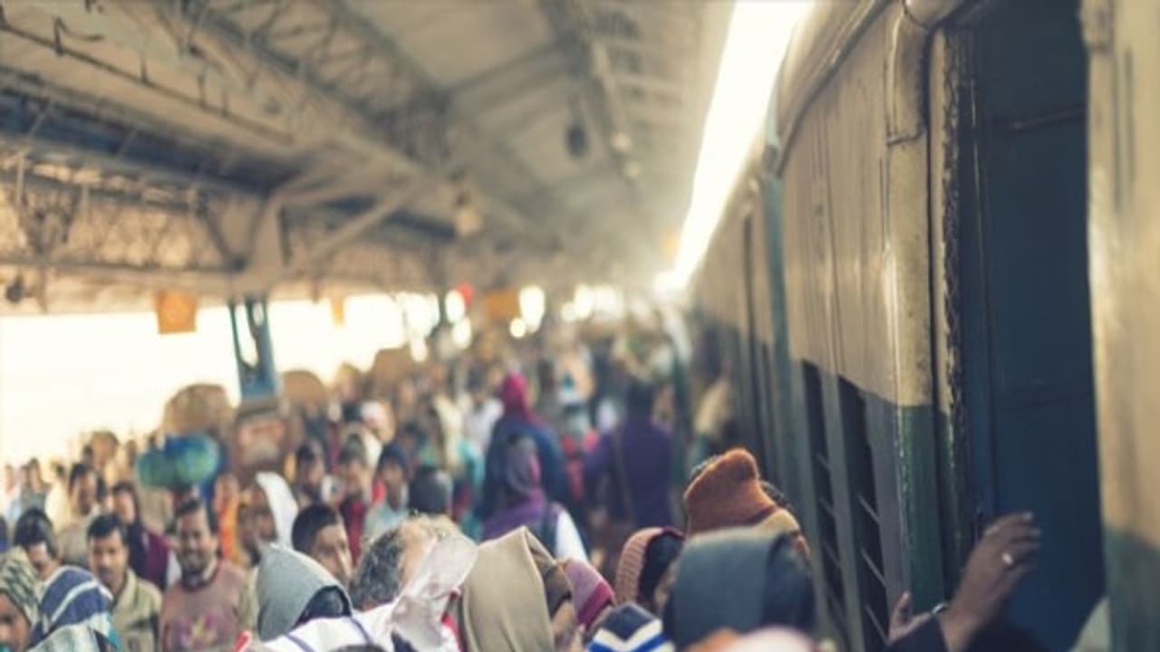 শিকেয় সতর্কতা, 'অফিস টাইমে' আগের দৃশ্যেই ফিরল লোকাল ট্রেন শিকেয় সতর্কতা, 'অফিস টাইমে' আগের দৃশ্যেই ফিরল লোকাল ট্রেন