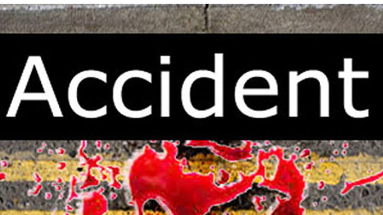 వేగానికి, గోడకి మధ్య కుటుంబం బలి.. విషాదయాత్రగా మారిన విహారయాత్ర