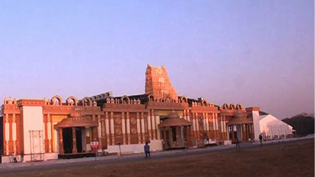 ചില്ലറക്കായി ജനങ്ങൾ നെട്ടോട്ടത്തില്; മുൻമന്ത്രിയുടെ മകളുടെ വിവാഹത്തിനൊഴുക്കുന്നത് 500 കോടി ചില്ലറക്കായി ജനങ്ങൾ നെട്ടോട്ടത്തില്; മുൻമന്ത്രിയുടെ മകളുടെ വിവാഹത്തിനൊഴുക്കുന്നത് 500 കോടി