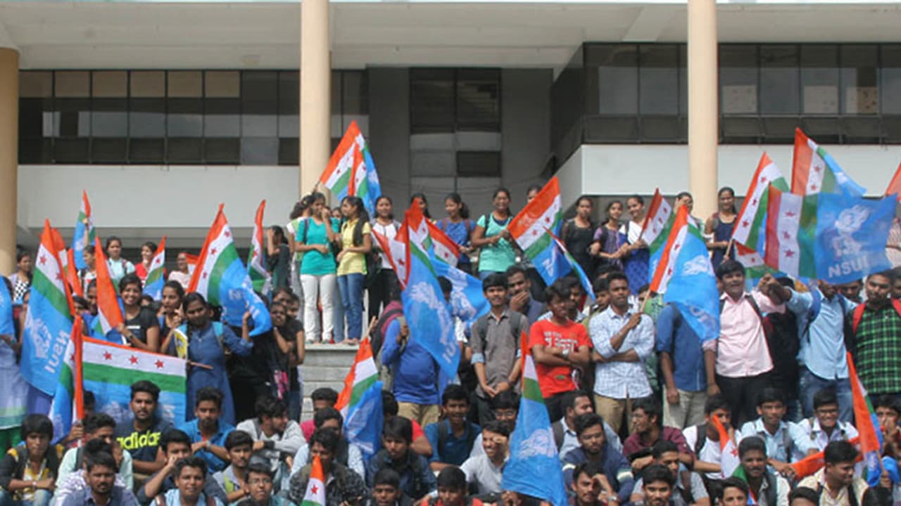 మల్లారెడ్డి ఆసుపత్రి ఎదుట ఎన్ఎస్యూఐ ధర్నా: అద్దాలు ధ్వంసం మల్లారెడ్డి ఆసుపత్రి ఎదుట ఎన్ఎస్యూఐ ధర్నా: అద్దాలు ధ్వంసం