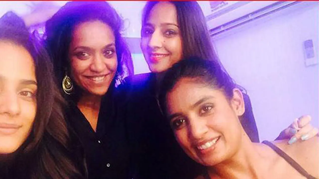 ಸಾಮಾಜಿಕ ಮಾಧ್ಯಮಗಳಲ್ಲಿ ಚರ್ಚೆಗೆ ಕಾರಣವಾದ ಮಿಥಾಲಿಯ ಭಾವಚಿತ್ರ ಸಾಮಾಜಿಕ ಮಾಧ್ಯಮಗಳಲ್ಲಿ ಚರ್ಚೆಗೆ ಕಾರಣವಾದ ಮಿಥಾಲಿಯ ಭಾವಚಿತ್ರ