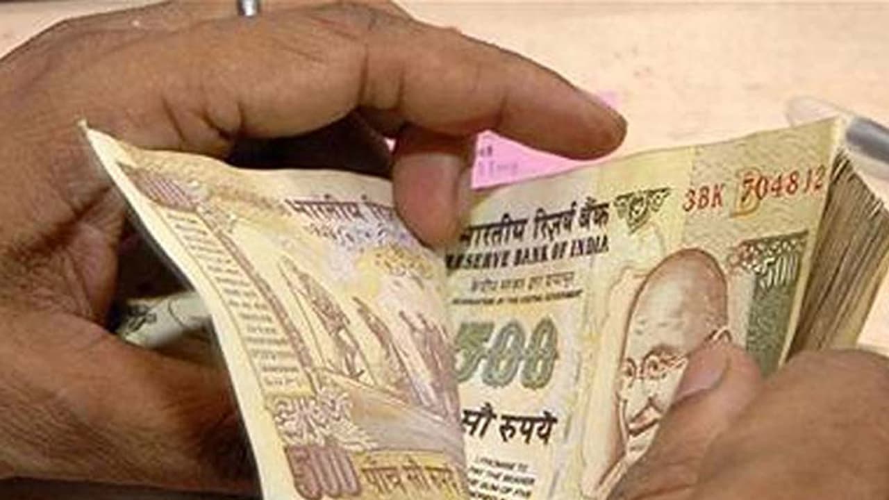 ಉಳಿತಾಯದ ಶಾಕ್..! ಈ ವರ್ಷ ಪಿಎಫ್ ಮೇಲಿನ ಬಡ್ಡಿ ದರ ಇನ್ನಷ್ಟು ಇಳಿಕೆ ಸಾಧ್ಯತೆ ಉಳಿತಾಯದ ಶಾಕ್..! ಈ ವರ್ಷ ಪಿಎಫ್ ಮೇಲಿನ ಬಡ್ಡಿ ದರ ಇನ್ನಷ್ಟು ಇಳಿಕೆ ಸಾಧ್ಯತೆ