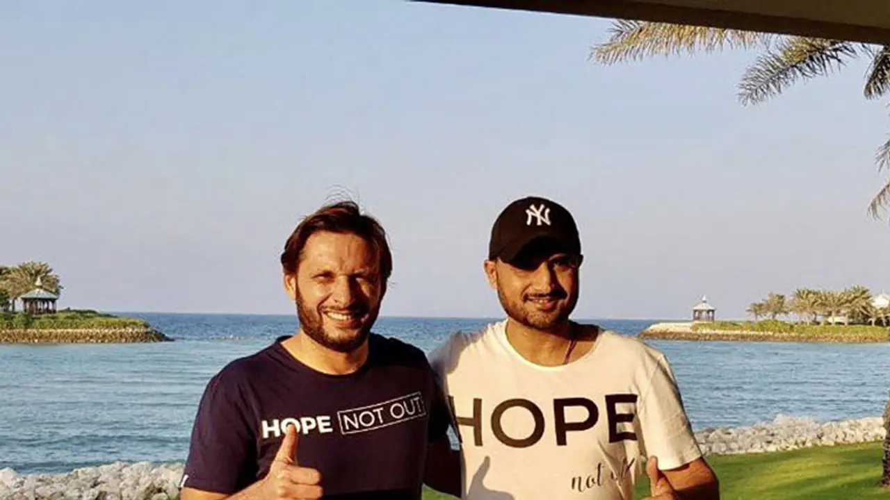 ಮಾನವೀಯತೆಗೆ ಗಡಿಯಿಲ್ಲ ಎನ್ನುವುದಕ್ಕೆ ಅಫ್ರೀದಿ ಭಜ್ಜಿಯ ಈ ದೋಸ್ತಿಯೇ ಸಾಕ್ಷಿ ಮಾನವೀಯತೆಗೆ ಗಡಿಯಿಲ್ಲ ಎನ್ನುವುದಕ್ಕೆ ಅಫ್ರೀದಿ ಭಜ್ಜಿಯ ಈ ದೋಸ್ತಿಯೇ ಸಾಕ್ಷಿ