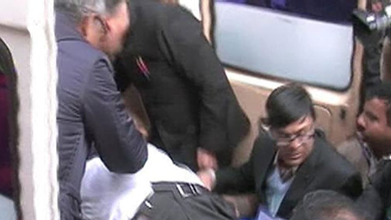 ഇ അഹമ്മദിന് പാര്‍ലമെന്റില്‍ വെച്ച് ഹൃദയാഘാതം; നില ഗുരുതരം