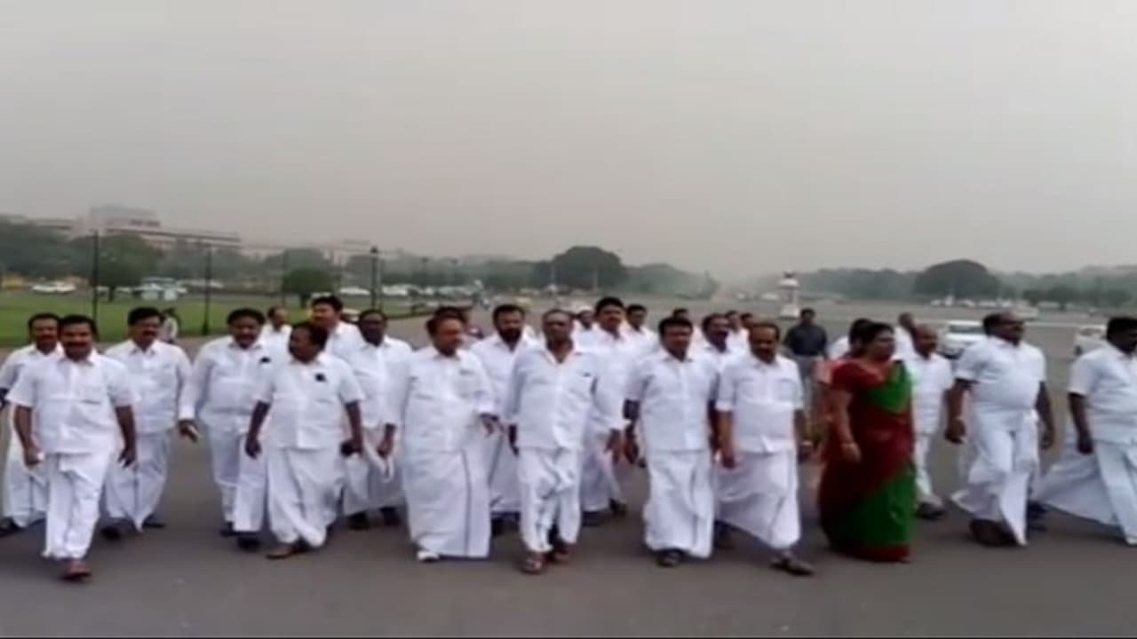 சந்திக்க மறுத்த மோடி வேறு வழியின்றி ராஜ்நாத்தை சந்தித்த அதிமுக எம்பிக்கள் சந்திக்க மறுத்த மோடி வேறு வழியின்றி ராஜ்நாத்தை சந்தித்த அதிமுக எம்பிக்கள்