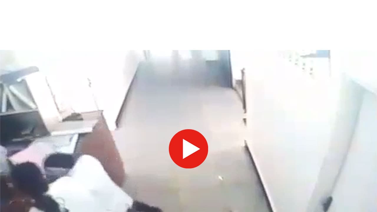 హార్ట్ స్పెషలిస్ట్ .. హార్ట్ ఎటాక్ తోనే చనిపోయింది ఇలా(వీడియో) హార్ట్ స్పెషలిస్ట్ .. హార్ట్ ఎటాక్ తోనే చనిపోయింది ఇలా(వీడియో)