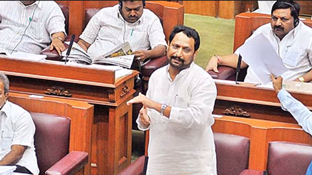 ब्लू फिल्म देखने वाले डिप्टी सीएम को कुर्सी बचाने के लिए परिषद में भेजेगी भाजपा ब्लू फिल्म देखने वाले डिप्टी सीएम को कुर्सी बचाने के लिए परिषद में भेजेगी भाजपा