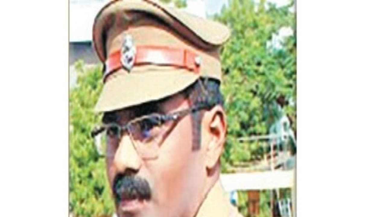 வழக்கறிஞரை தாக்குவதா? காவல் ஆய்வாளர் உட்பட 7 பேர் சஸ்பெண்ட்...! வழக்கறிஞரை தாக்குவதா? காவல் ஆய்வாளர் உட்பட 7 பேர் சஸ்பெண்ட்...!