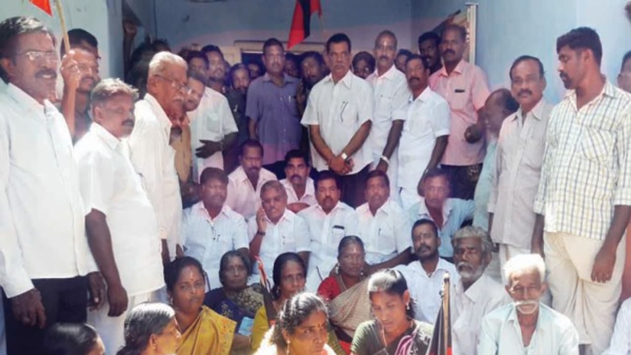 மயிலாடி பொதுப்பணித்துறை அலுவலகத்தை முற்றுகையிட்டு திமுகவினர் போராட்டம்… மயிலாடி பொதுப்பணித்துறை அலுவலகத்தை முற்றுகையிட்டு திமுகவினர் போராட்டம்…