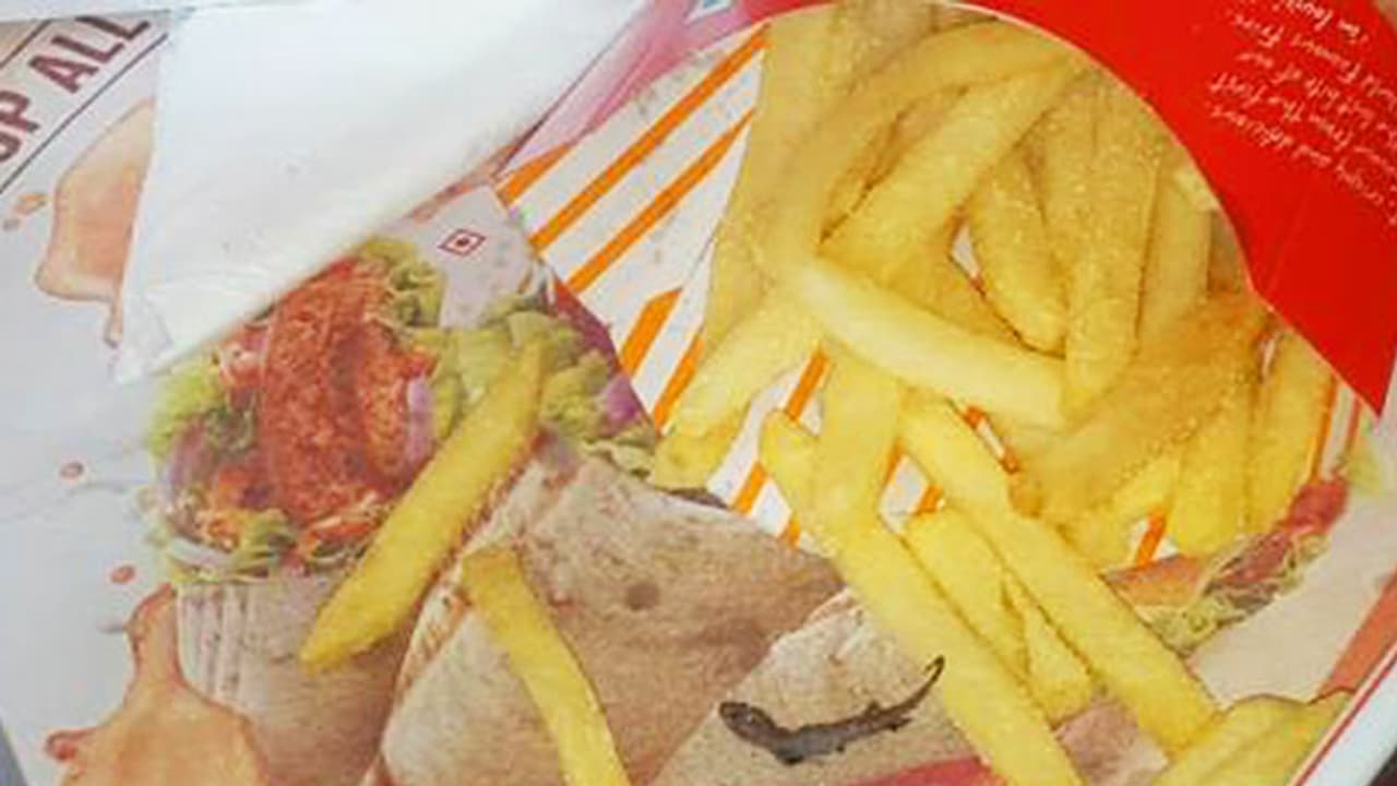 ಮ್ಯಾಕ್ ಡೊನಾಲ್ಡ್'ನ ತಿಂಡಿಯಲ್ಲಿ ಸಿಕ್ತು ಸತ್ತ ಹಲ್ಲಿ : ಬೆಚ್ಚಿ ಬಿದ್ದ ಗ್ರಾಹಕರು ಮ್ಯಾಕ್ ಡೊನಾಲ್ಡ್'ನ ತಿಂಡಿಯಲ್ಲಿ ಸಿಕ್ತು ಸತ್ತ ಹಲ್ಲಿ : ಬೆಚ್ಚಿ ಬಿದ್ದ ಗ್ರಾಹಕರು