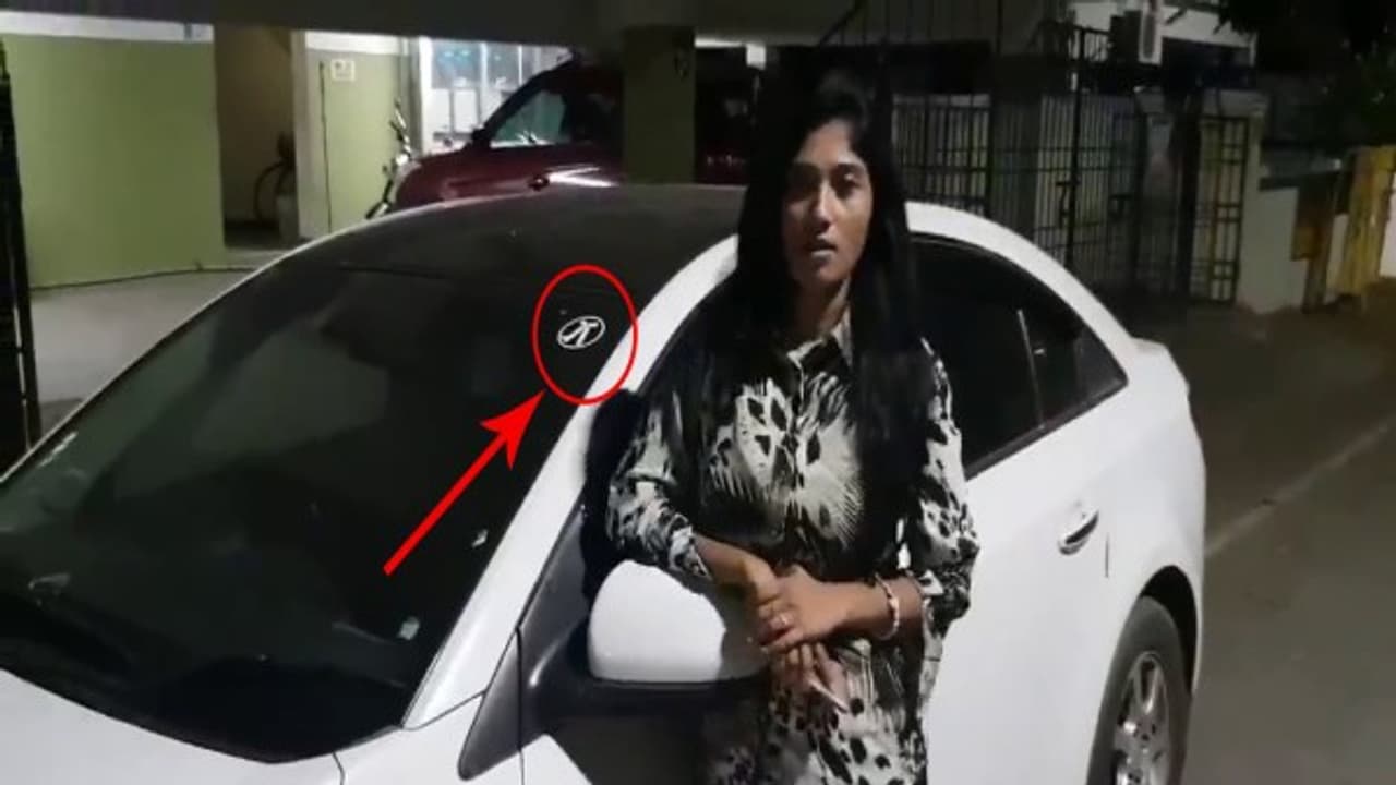 வழக்கறிஞர் காரில் வலம் வரும் ஜூலி...! அரசியல் காமெடிக்கு பின்னணியில் யார்...? வழக்கறிஞர் காரில் வலம் வரும் ஜூலி...! அரசியல் காமெடிக்கு பின்னணியில் யார்...?