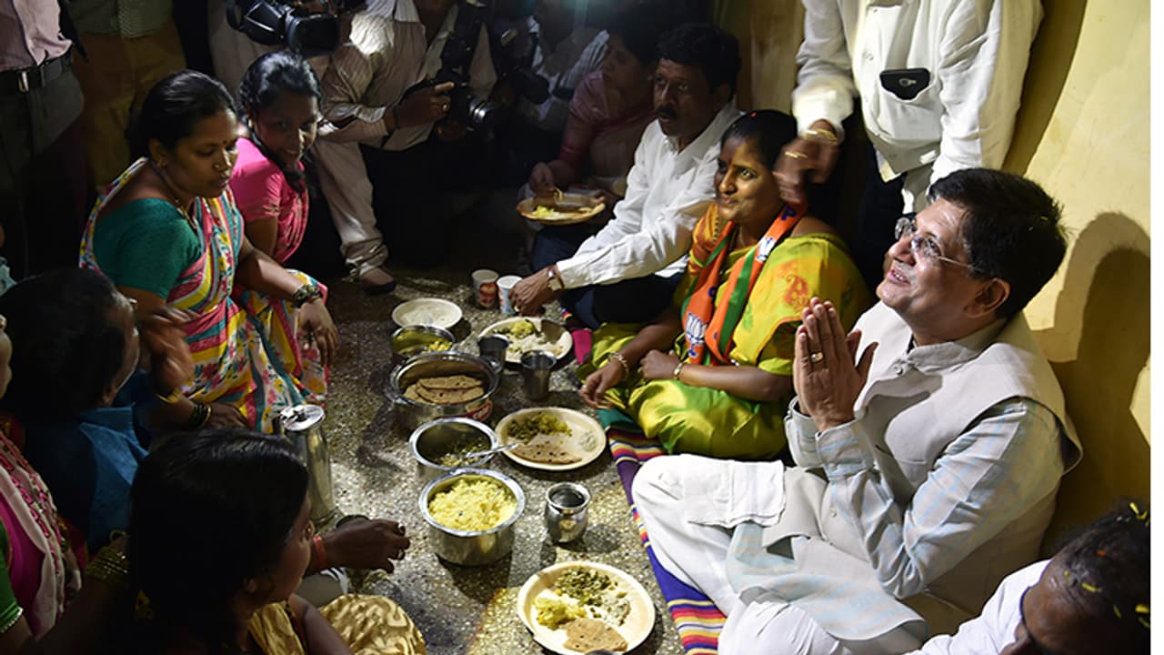 ದಲಿತರ ಮನೆಗೆ ತೆರಳಿ ಉಪಹಾರ ಸೇವಿಸಿದ ಪಿಯೂಶ್ ಗೋಯಲ್ ದಲಿತರ ಮನೆಗೆ ತೆರಳಿ ಉಪಹಾರ ಸೇವಿಸಿದ ಪಿಯೂಶ್ ಗೋಯಲ್