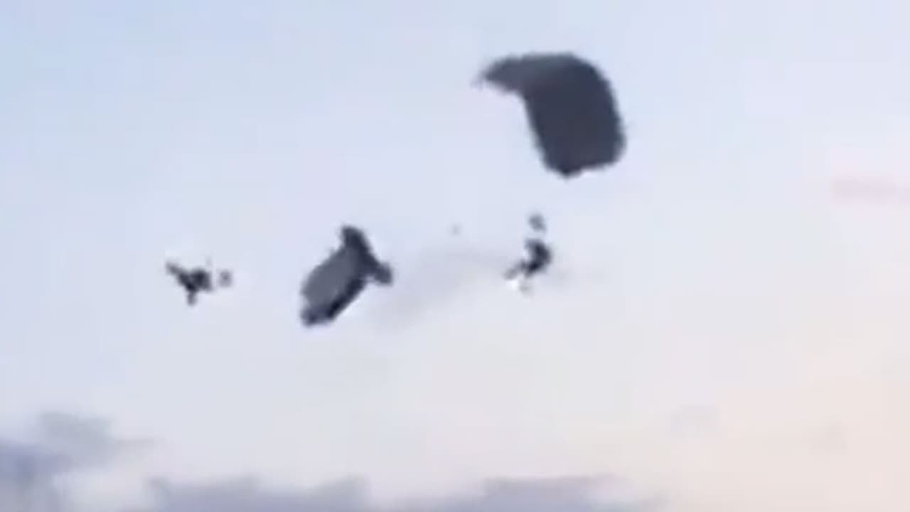 പാരച്ചൂട്ടില് പറക്കുന്നതിനിടെ ആകാശത്തുവച്ച് കൂട്ടിയിടിച്ച് സഞ്ചാരി മരിച്ചു പാരച്ചൂട്ടില് പറക്കുന്നതിനിടെ ആകാശത്തുവച്ച് കൂട്ടിയിടിച്ച് സഞ്ചാരി മരിച്ചു