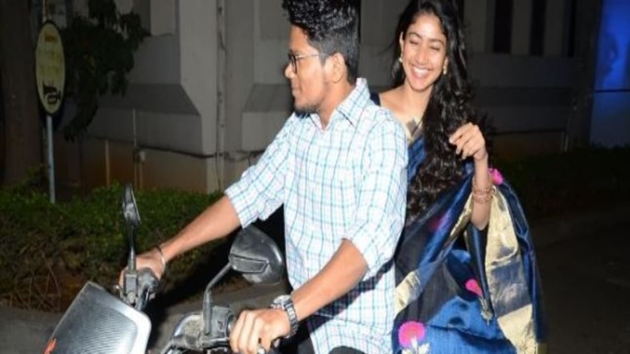 இருசக்கர வாகனத்தில் சிம்பிளா நிகழ்ச்சிக்கு வந்த சாய் பல்லவி...! இருசக்கர வாகனத்தில் சிம்பிளா நிகழ்ச்சிக்கு வந்த சாய் பல்லவி...!