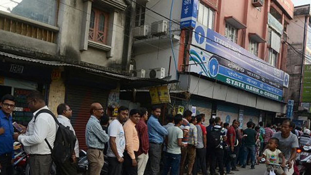 ಚಿಂತೆ ಬೇಡ, ಹಣ ಕೊಟ್ರೆ ಬ್ಯಾಂಕ್ ಎದುರು ಚೋಟು ಬರ್ತಾನೆ! ಚಿಂತೆ ಬೇಡ, ಹಣ ಕೊಟ್ರೆ ಬ್ಯಾಂಕ್ ಎದುರು ಚೋಟು ಬರ್ತಾನೆ!