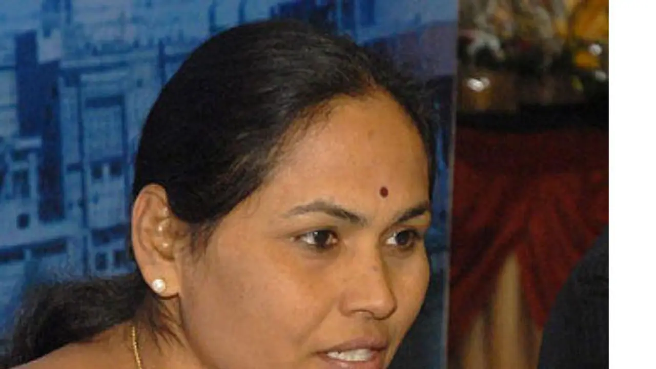 ಸಿಎಂ ಮೂಗಿನಡಿಯೇ ಹಣ, ಹೆಂಡ ಹಂಚಿಕೆ: ಶೋಭಾ