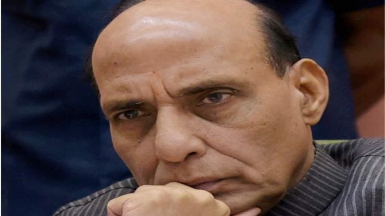 பாஜக ஆளும் மாநிலத்தில் ராஜ்நாத் சிங் க்கு மரியாதை தர மறுத்த காவலாளர்கள் – பதறிப்போன உயரதிகாரிகள்… பாஜக ஆளும் மாநிலத்தில் ராஜ்நாத் சிங் க்கு மரியாதை தர மறுத்த காவலாளர்கள் – பதறிப்போன உயரதிகாரிகள்…