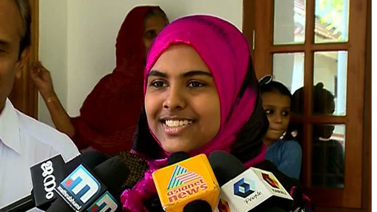 സിബിഎസ്ഇ പഴയ ചോദ്യ പേപ്പര് നല്കി; വീണ്ടും പരീക്ഷ നടത്താന് ഹൈക്കോടതി നിര്ദ്ദേശം സിബിഎസ്ഇ പഴയ ചോദ്യ പേപ്പര് നല്കി; വീണ്ടും പരീക്ഷ നടത്താന് ഹൈക്കോടതി നിര്ദ്ദേശം