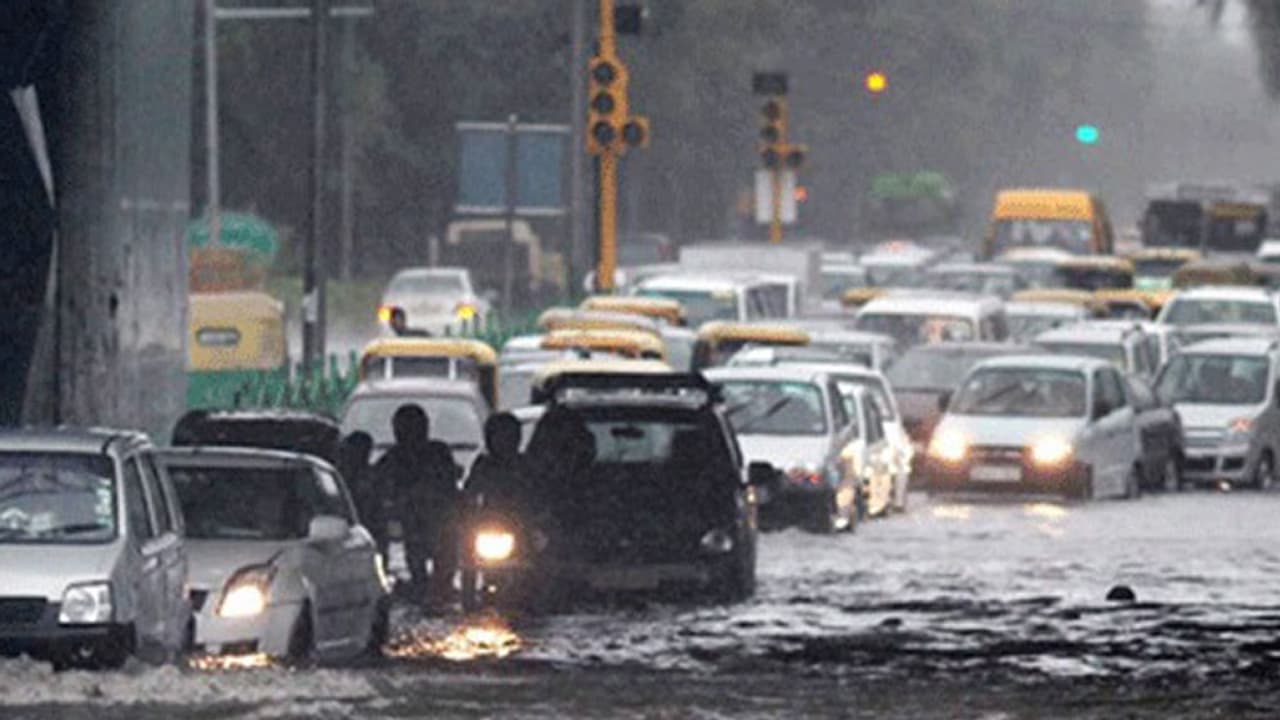 హైదరాబాద్ లో ఏడతెరపి లేని వర్షం.. భారీ ట్రాఫిక్ జామ్..! హైదరాబాద్ లో ఏడతెరపి లేని వర్షం.. భారీ ట్రాఫిక్ జామ్..!
