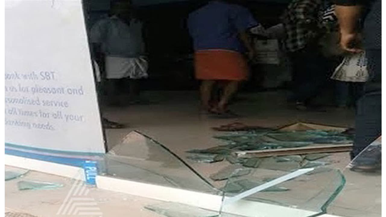 പണം മാറാനെത്തിയവര് അക്രമാസക്തരായി; കൊല്ലത്ത് ബാങ്ക് അടിച്ചുതകര്ത്തു പണം മാറാനെത്തിയവര് അക്രമാസക്തരായി; കൊല്ലത്ത് ബാങ്ക് അടിച്ചുതകര്ത്തു
