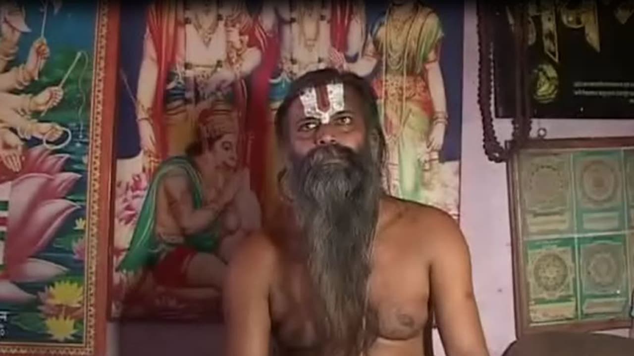 ಬ್ರಹ್ಮಚಾರಿ ಹನುಮಂತ, ಭಲೇ ಕಿಲಾಡಿ ಅರ್ಚಕ! ವೈರಲ್ ಆಯ್ತು ರಾಸಲೀಲೆ ಫೋಟೋ ಬ್ರಹ್ಮಚಾರಿ ಹನುಮಂತ, ಭಲೇ ಕಿಲಾಡಿ ಅರ್ಚಕ! ವೈರಲ್ ಆಯ್ತು ರಾಸಲೀಲೆ ಫೋಟೋ