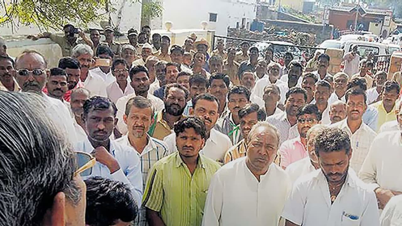 Scandal hit Meti receives grand welcome in Bagalkote Scandal hit Meti receives grand welcome in Bagalkote