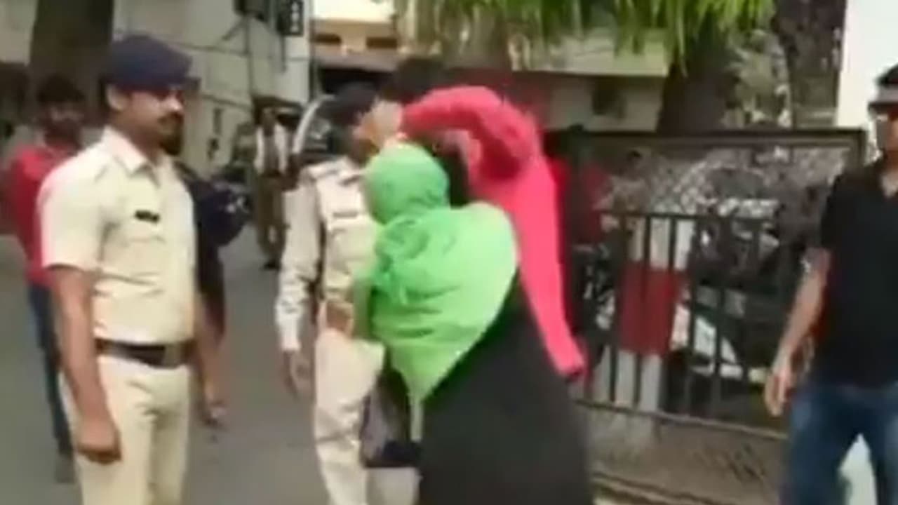 മകളെ ബലാത്സംഗം ചെയ്തയാളെ കൈകാര്യം ചെയ്ത് ഒരു അമ്മ മകളെ ബലാത്സംഗം ചെയ്തയാളെ കൈകാര്യം ചെയ്ത് ഒരു അമ്മ