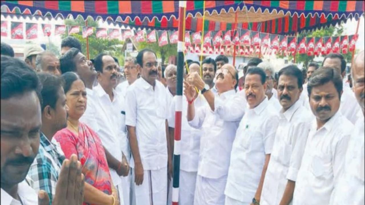 ரஜினியும், கமலும் செல்லாத ரூபாய் நோட்டுகள்; மக்களுக்கு இவர்கள் பயன்பட மாட்டார்கள் துணை சபாநாயகர் பளீர்... ரஜினியும், கமலும் செல்லாத ரூபாய் நோட்டுகள்; மக்களுக்கு இவர்கள் பயன்பட மாட்டார்கள் துணை சபாநாயகர் பளீர்...