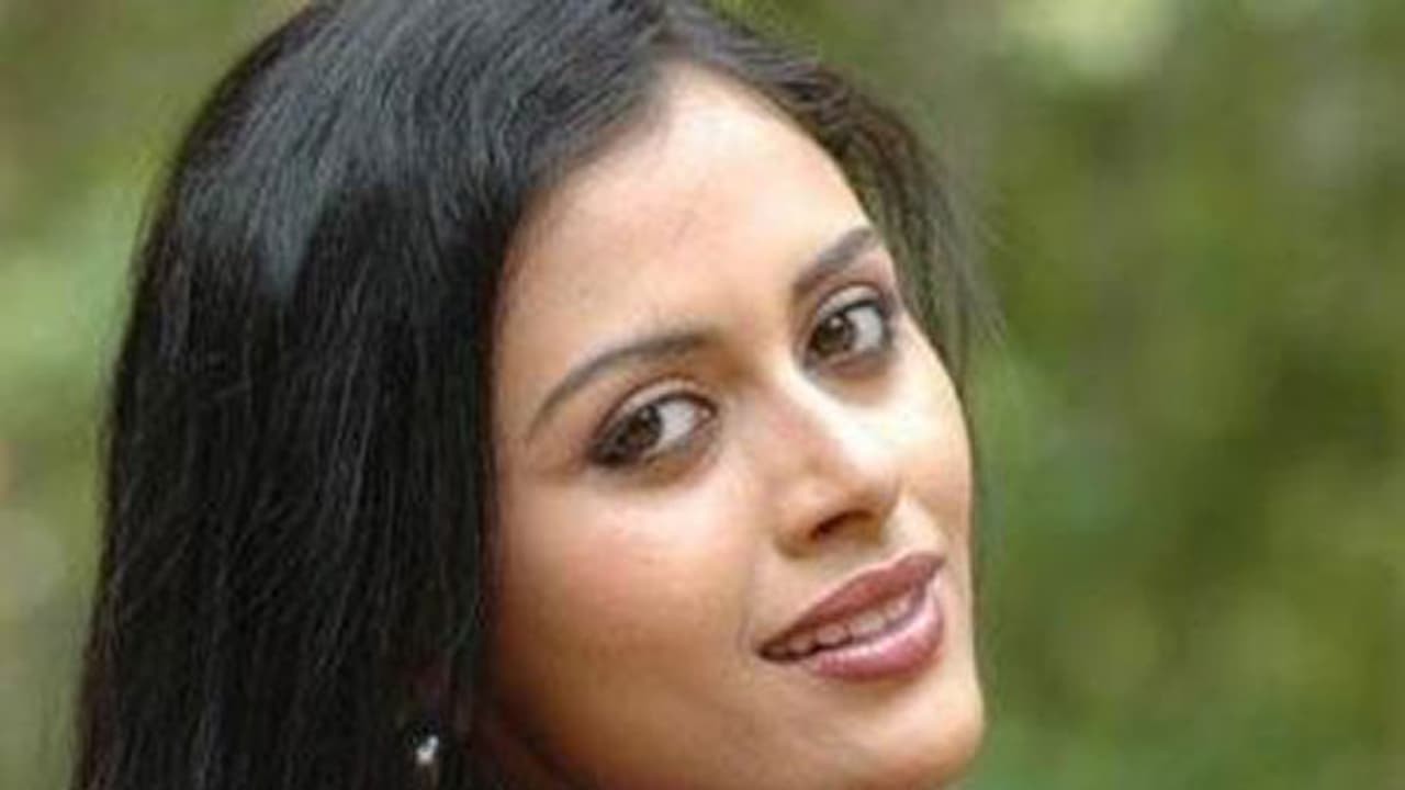 താരദമ്പതികളുടെ ഫ്ലാറ്റ് തട്ടിപ്പ്: പ്രതികൾക്ക് അനധികൃത പണമിടപാടും താരദമ്പതികളുടെ ഫ്ലാറ്റ് തട്ടിപ്പ്: പ്രതികൾക്ക് അനധികൃത പണമിടപാടും