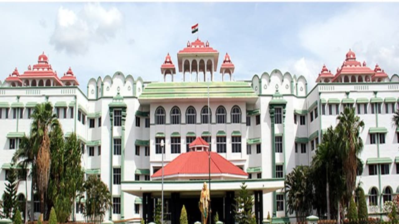 மின் இணைப்பை ரத்து செய்ய கோரிய வழக்கில் ஓ.பி.எஸ் சின் மனைவி பதில் அளிக்கணும் – நீதிமன்றம் உத்தரவு… மின் இணைப்பை ரத்து செய்ய கோரிய வழக்கில் ஓ.பி.எஸ் சின் மனைவி பதில் அளிக்கணும் – நீதிமன்றம் உத்தரவு…