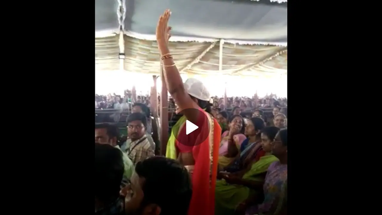 కెసిఆర్ కు కరీంనగర్ మహిళ షాక్ (వీడియో) కెసిఆర్ కు కరీంనగర్ మహిళ షాక్ (వీడియో)