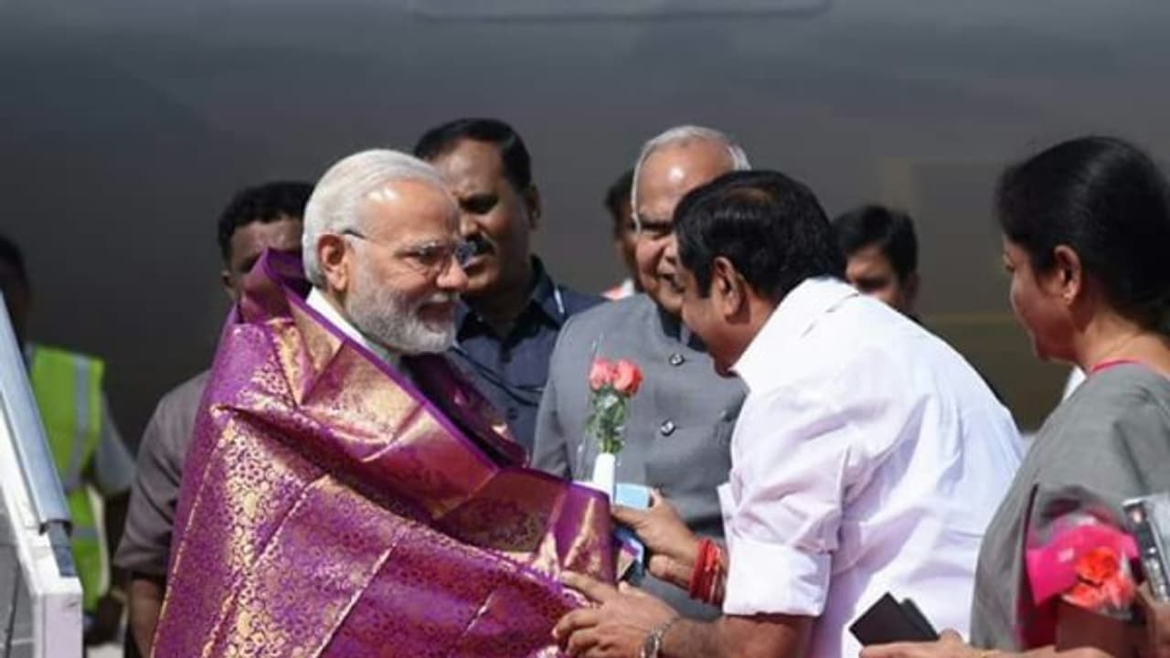 சென்னை வந்தார் மோடி…. கடும் எதிர்ப்பால் சாலைவழிப்பயணத்தை தவிர்க்கும் பிரதமர்… சென்னை வந்தார் மோடி…. கடும் எதிர்ப்பால் சாலைவழிப்பயணத்தை தவிர்க்கும் பிரதமர்…