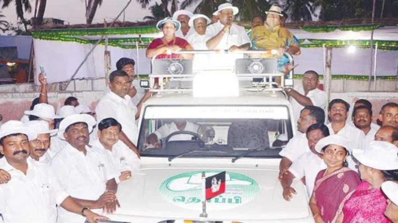 "தொகுதியில் எதிரி... விடுதியில் நண்பன்" அரசியலில் இதெல்லாம் சகஜமப்பா! "தொகுதியில் எதிரி... விடுதியில் நண்பன்" அரசியலில் இதெல்லாம் சகஜமப்பா!