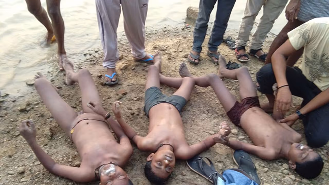 బ్రేకింగ్ న్యూస్..చెరువులో మునిగి నలుగురు విద్యార్థుల మృతి బ్రేకింగ్ న్యూస్..చెరువులో మునిగి నలుగురు విద్యార్థుల మృతి