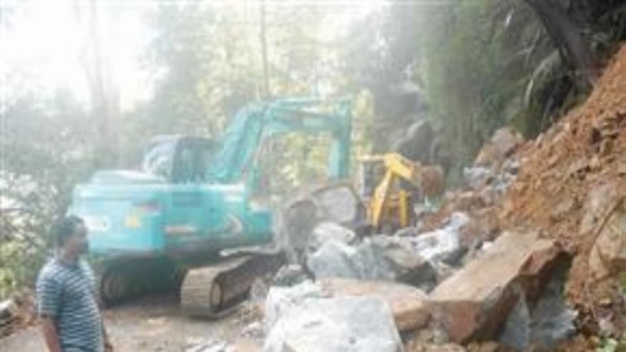 சரிந்து விழுந்த இராட்சத பாறைகள்; போக்குவரத்து துண்டிக்கப்பட்டதால் சொந்த ஊருக்கு திரும்ப முடியாமல் சுற்றுலாப் பயணிகள் அவதி… சரிந்து விழுந்த இராட்சத பாறைகள்; போக்குவரத்து துண்டிக்கப்பட்டதால் சொந்த ஊருக்கு திரும்ப முடியாமல் சுற்றுலாப் பயணிகள் அவதி…