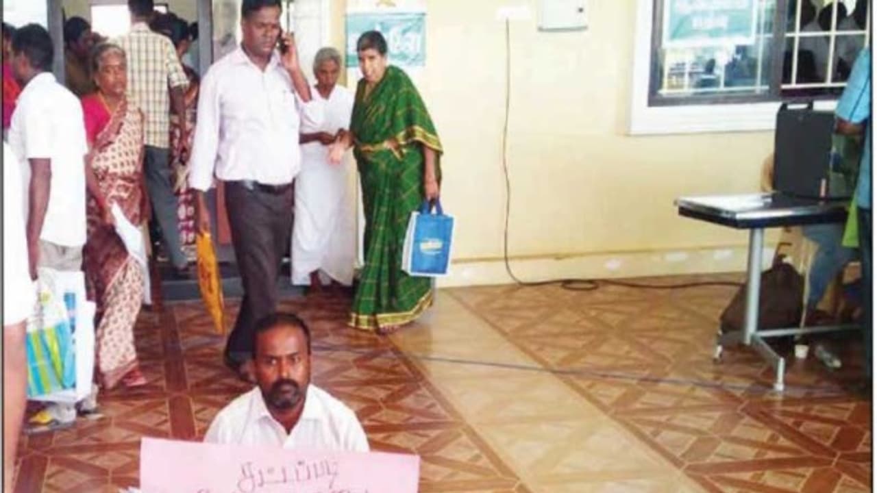 லஞ்சம் கேட்ட வட்டார வளர்ச்சி அதிகாரியை கண்டித்து அறவழி போராட்டம்; சிறப்பு முகாமில் பரபரப்பு... லஞ்சம் கேட்ட வட்டார வளர்ச்சி அதிகாரியை கண்டித்து அறவழி போராட்டம்; சிறப்பு முகாமில் பரபரப்பு...