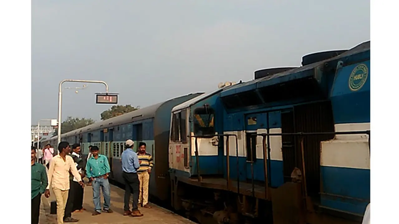 ರೈತರಿಗೆ ಪರಿಹಾರ ನೀಡದ ರೈಲ್ವೆ ಇಲಾಖೆ; ರೈಲನ್ನೇ ಜಪ್ತಿ ಮಾಡಿದ ಕೋರ್ಟ್! ರೈತರಿಗೆ ಪರಿಹಾರ ನೀಡದ ರೈಲ್ವೆ ಇಲಾಖೆ; ರೈಲನ್ನೇ ಜಪ್ತಿ ಮಾಡಿದ ಕೋರ್ಟ್!
