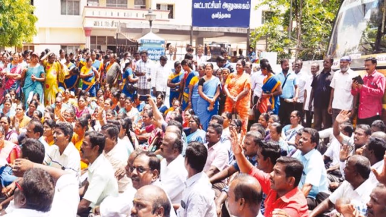 சொன்னபடி போராட்டத்தில் குதித்த ஜாக்டோ – ஜியோ; கரூரில் மட்டும் 1332 பெண்கள் உள்பட 1815 பேர் கைது… சொன்னபடி போராட்டத்தில் குதித்த ஜாக்டோ – ஜியோ; கரூரில் மட்டும் 1332 பெண்கள் உள்பட 1815 பேர் கைது…