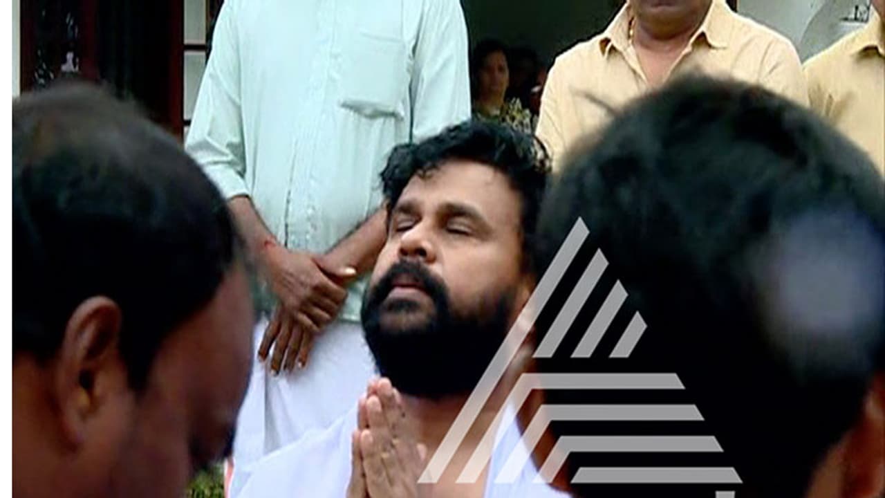 രണ്ട് മണിക്കൂര് താല്ക്കാലിക ജാമ്യത്തിന് ശേഷം ദിലീപ് വീണ്ടും ജയിലില് രണ്ട് മണിക്കൂര് താല്ക്കാലിക ജാമ്യത്തിന് ശേഷം ദിലീപ് വീണ്ടും ജയിലില്