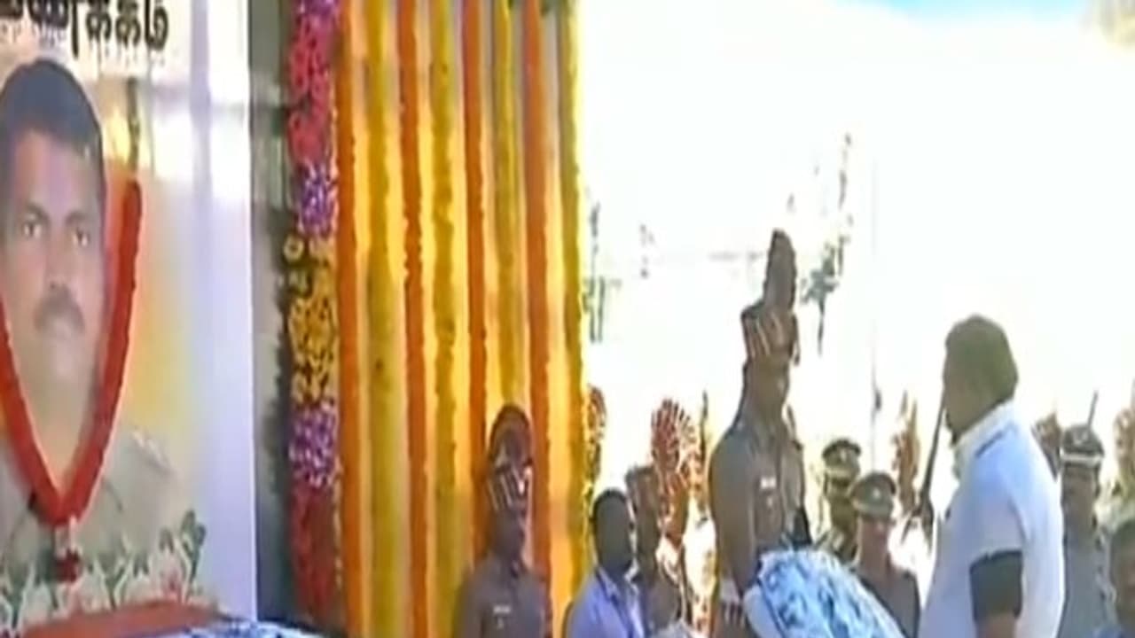 வீரமரணம் அடைந்த பெரிய பாண்டியன் உடலுக்கு முதல்வர், துணை முதல்வர், தலைமை செயலாளர் மரியாதை..! வீரமரணம் அடைந்த பெரிய பாண்டியன் உடலுக்கு முதல்வர், துணை முதல்வர், தலைமை செயலாளர் மரியாதை..!