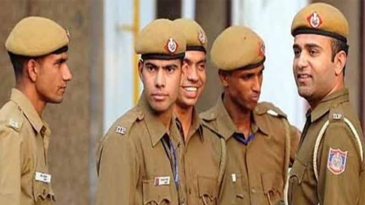 மதுரா போலீஸ் சீருடையில் கிருஷ்ணர் படத்துடன் பேட்ஜ்…. யோகி ஆதித்யநாத் புது உத்தரவு !!! மதுரா போலீஸ் சீருடையில் கிருஷ்ணர் படத்துடன் பேட்ஜ்…. யோகி ஆதித்யநாத் புது உத்தரவு !!!