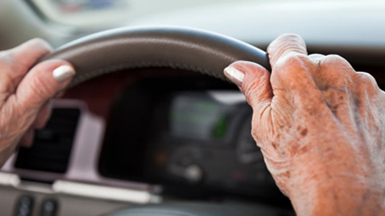 డ్రైవింగ్ చేస్తుండగా మూర్చ.. కారులోనే మృతి డ్రైవింగ్ చేస్తుండగా మూర్చ.. కారులోనే మృతి