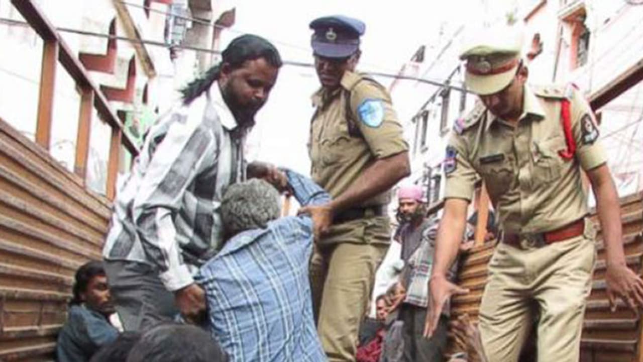 కరోనా నిబంధనలు మరింత కఠినం...విజయవాడలో యాచకులపై నిషేధం కరోనా నిబంధనలు మరింత కఠినం...విజయవాడలో యాచకులపై నిషేధం